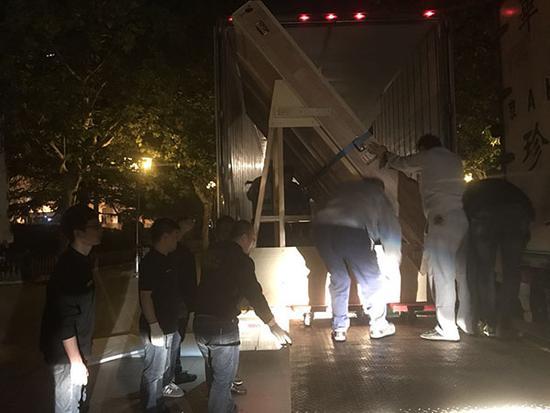 11月8日深夜，在近10位工人的号子声中，九原岗北朝壁画被抬下车