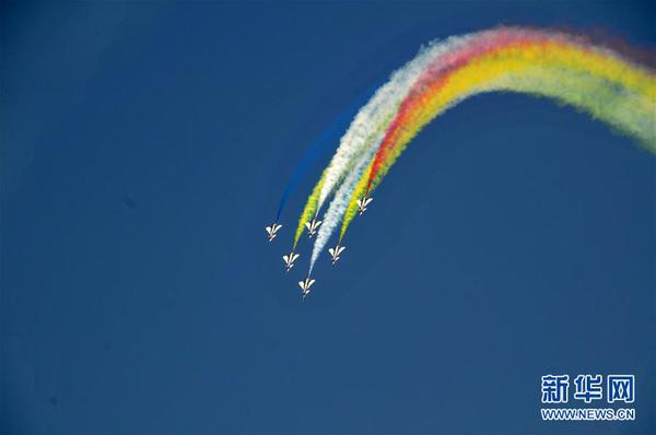 中国空军八一飞行表演队圆满完成迪拜航展首次检验性飞行表演3