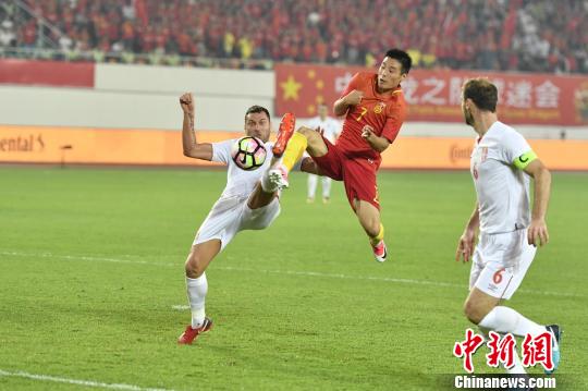 武磊射门 陈骥旻 摄