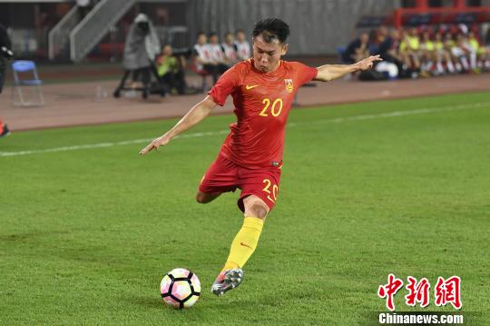 于汉超发动进攻 陈骥旻 摄