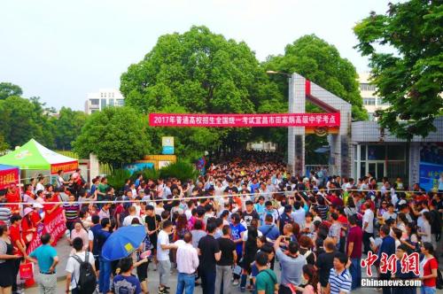 资料图：高考结束后考生走出考场。王康明 摄