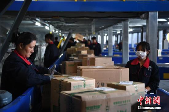 分拣员正在分拣快递包裹。文/韩苏原 夏莹 图/韩苏原