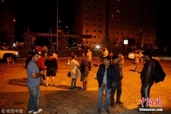 当地时间11月12日晚，在伊拉克(北纬34.90度，东经45.75度)发生7.8级地震，震源深度20千米，震中位于伊朗、伊拉克边境地区。图为伊拉克埃尔比勒，伊拉克北部发生地震，民众疏散至街道。图片来源：视觉中国