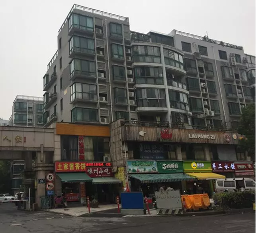 饭馆里保姆连打孩子头部 店老板看不下去出面制止