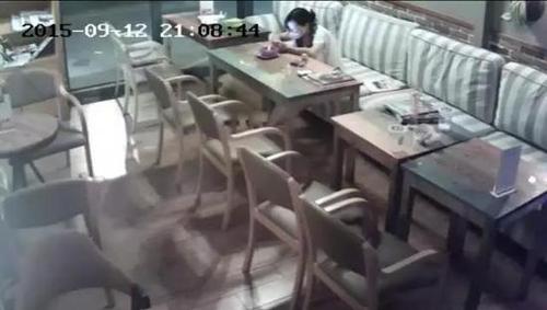 饭馆里保姆连打孩子头部 店老板看不下去出面制止