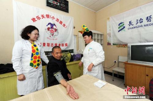 资料图：医护人员为养老院老人量血压。范丽芳 摄