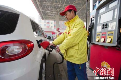 资料图：山西太原，加油站工作人员正在给车辆加油。张云 摄