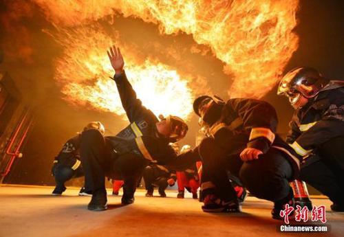 11月9日，应急救援人员在河南省濮阳市中石化中原油田国家级?；酚本仍?实训)基地仿真火灾救援演练。<a target='_blank' href='http://www.chinanews.com/'>中新社</a>发 仝江 摄 图片来源：CNSPHOTO