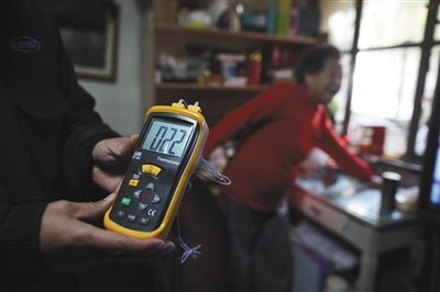 昨日是供暖首日，西马场南里22号楼居民家，热力公司工作人员入户测得室温为22℃。新京报记者 侯少卿 摄