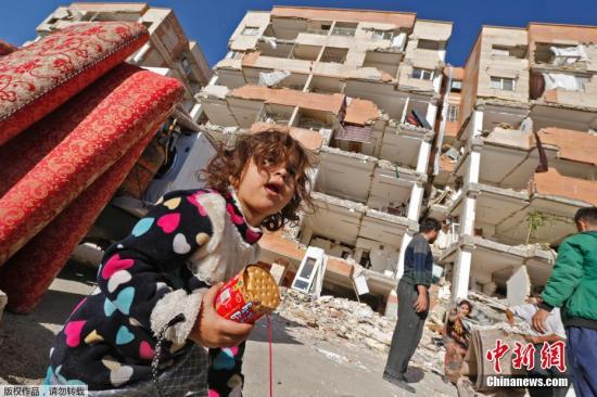 当地时间2017年11月14日，伊朗，民众返回废墟寻找可用物品，在废墟外搭建临时帐篷。