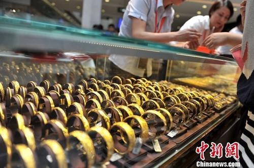 资料图：黄金饰品。<a target='_blank' href='http://www.chinanews.com/'>中新社</a>记者 吕明 摄