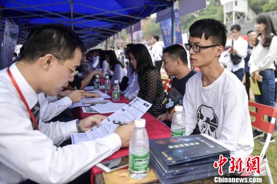 本次见面会提供适合高校毕业生的就业岗位近2万个，吸引了万余名高校毕业生参加?！〕骆鲿F 摄