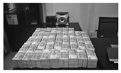 出境三轮车坐垫下藏430万元现金遭海关查获