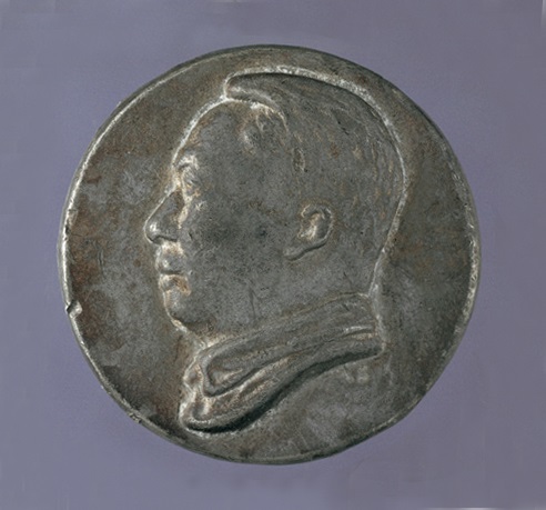 图7-鲁艺文供社制作献给七大主席团纪念章