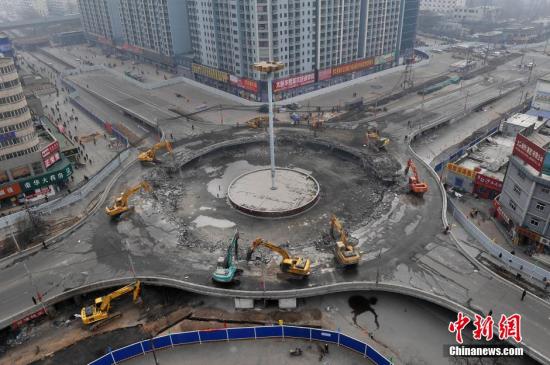 2016年一季度，中国楼市呈现迅速回升态势。随着一系列楼市新政出台，在一线城市楼市行情的带动下，二线城市太原的开发商推盘量和新盘入市量大大增加，市场活跃度明显提升。业内人士表示，供应回暖的主要原因除了受到去库存调控的影响，另一方面，市场仍然受到刚性需求和首次改善型置业需求的强烈拉动。图为3月17日，山西太原拆除30年历史的立交桥。2016年3月以来，太原市各方面城建工作逐步推进，将有力提升城市竞争力。 

<a target='_blank' href='http://www.chinanews.com/'>中新社</a>记者 韦亮 摄