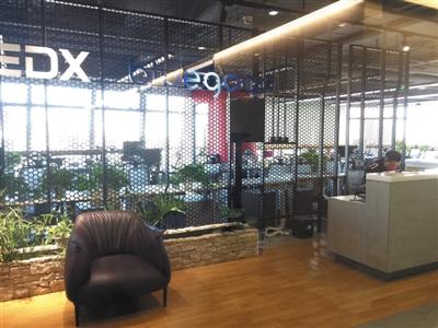 11月16日，小蓝单车总部人去楼空，前台只剩保安。 新京报记者 陈维城 摄