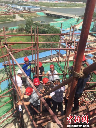 图为工人们正在修缮的燃灯塔。北京市通州区供图