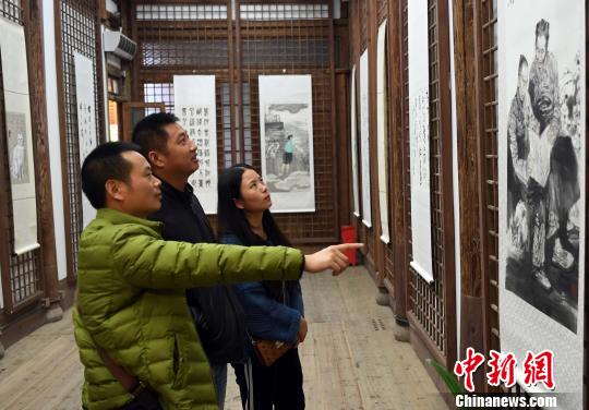 此次展览展出的四十五幅书画精品是从社会各界书画名家创作中选出的部分精品，同时精选了国内书画名家赠与冰心的部分书画作品?！×蹩筛?摄