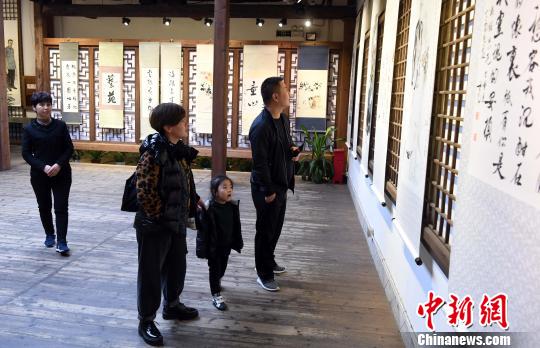 冰心生平与作品书画征集展吸引观众观展?！×蹩筛?摄