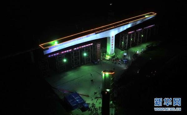 郑万高铁万吨T构桥横跨京广高铁转体成功4