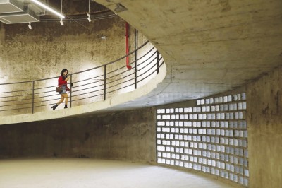 近日，2017上海城市空间艺术季于民生码头八万吨筒仓拉开帷幕，令人们看到东岸滨江老地标“改头换面”，转型成公共艺术空间。