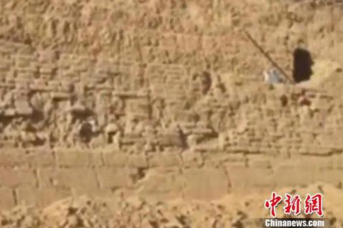 图为陕西波罗古堡城墙维护施工。视频截图