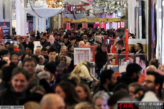 资料图：当地时间2015年11月24日，美国纽约，在曼哈顿梅西百货消费者涌入买商品，迎接“黑色星期五”血拼日。