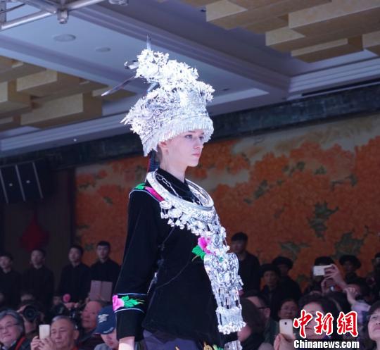 “蝴蝶妈妈的世界——2017雷山苗族服饰高级定制专场秀”现场?！±铈?摄