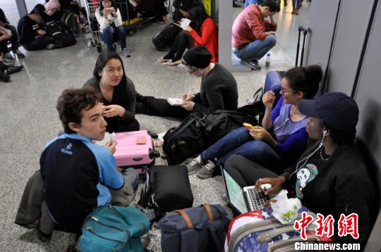 图为等待值机的旅客?！⊙瞵B 摄