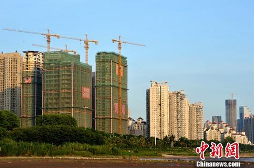9月18日，中国国家统计局发布了2017年8月份70个大中城市住宅销售价格统计数据。数据显示，70个大中城市中，一线城市房价环比继续下降，二三线城市涨幅有所回落。图为福州正在建设中的房地产楼盘。（资料图片）<a target='_blank' href='http://www.chinanews.com/'>中新社</a>记者 张斌 摄