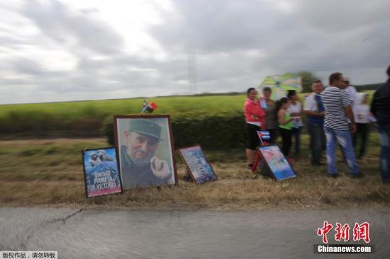 资料图：2016年12月1日，古巴埃尔马哈，当地民众在路边等候载有逝世革命领袖卡斯特罗骨灰的车队经过。