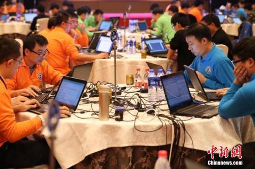 资料图：参赛选手进行网络攻防战，全面提高国家网络安全防护和对抗能力。<a target='_blank' href='http://www.chinanews.com/'>中新社</a>记者 张远 摄