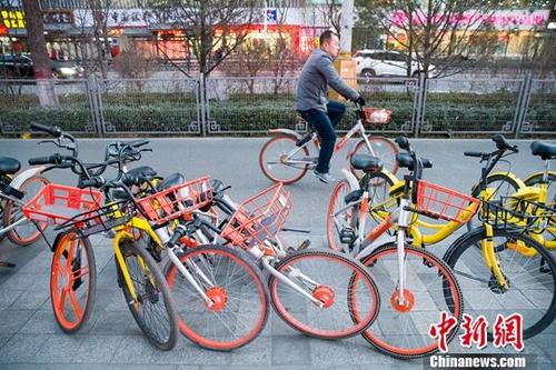 资料图：山西太原，民众正在使用共享单车。<a target='_blank' href='http://www.chinanews.com/'>中新社</a>记者 张云 摄