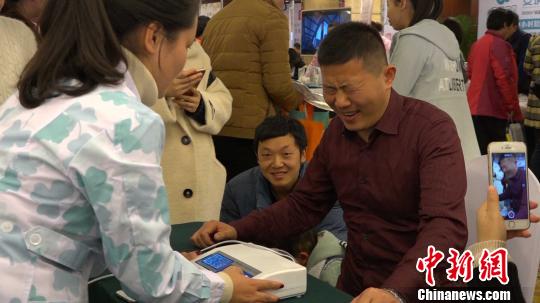 成都首届孕博会落幕准爸爸争相体验模拟“分娩阵痛”