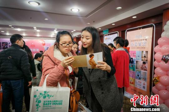 现场参与者交流讨论?！≈有?摄