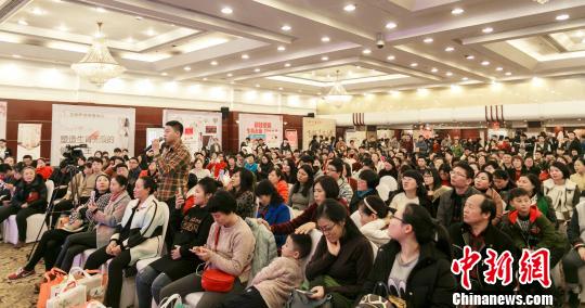 孕博会吸引了不少准妈妈前来参与。　钟欣 摄