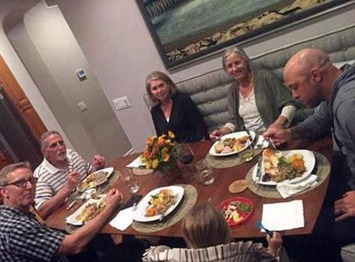 老人含冤入狱39年 无罪获释后与恩人共度感恩节