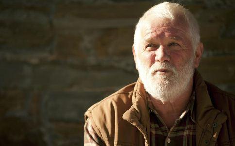 吃什么可以让白头发变黑 白发变黑吃什么好 白头发的原因有哪些