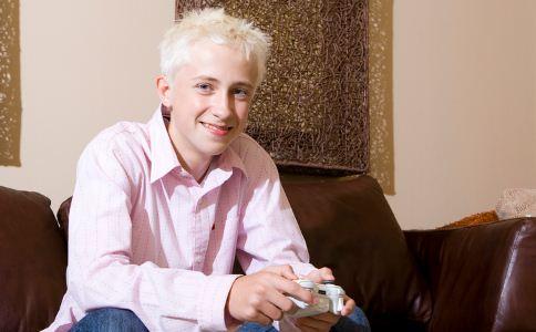 吃什么可以让白头发变黑 白发变黑吃什么好 白头发的原因有哪些