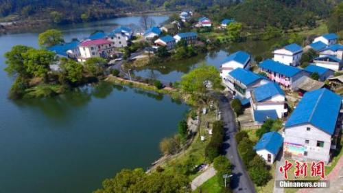 资料图：村庄周边山水环绕。赵春亮 摄