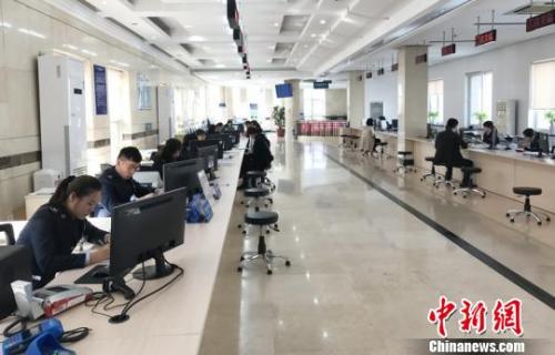 资料图：国地税联合办税服务厅?！∠南?摄