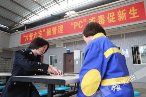 北碚强制隔离戒毒所二大队干警与艾滋病戒毒人员谈心。记者 祝可摄