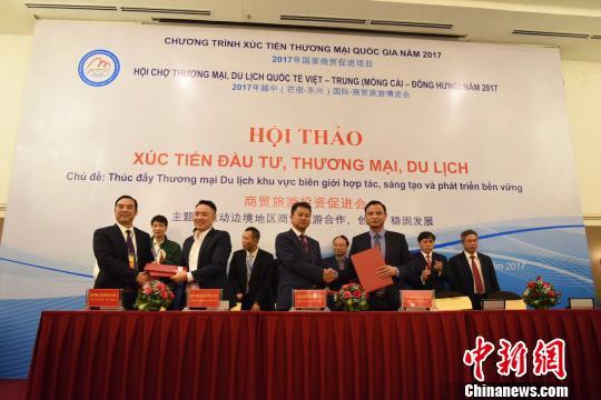 图为签约仪式。　谢芳 摄