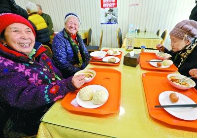  昨天一大早，展览路社区的老年餐桌准时营业，热乎乎的牛奶、鸡蛋、包子、豆腐脑，让社区老人开始了温暖幸福的一天。本报记者 戴冰摄 