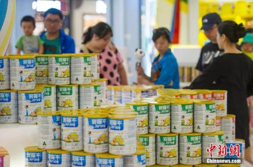 图为游客在海南三亚海棠湾免税购物中心选购免税奶粉。<a target='_blank' href='http://www.chinanews.com/'>中新社</a>发 骆云飞 摄