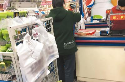 北京市朝阳区金台路一家超市内收银处悬挂的塑料购物袋?！”颈钦?彭训文摄