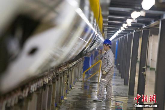 12月4日消息，西安至成都高铁开通在即，中国铁路西安局集团有限公司西安动车段进入忙碌的时期，动车段机械师们开始对即将在西成线上正式运营的动车组列车进行全面“体检”。每组动车组下线入库后都要进行车顶、车内、车底以及行车数据分析等项目的检查，确保其“身强体健”地投入到西成高铁的运营中。图为质检员在复查西成高铁动车组车侧密封状态。 王曙天 摄