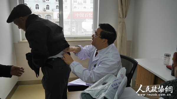 温建民教授给患者检查腰椎