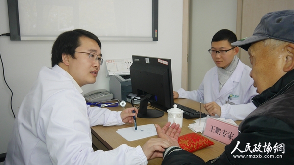 周围血管病专家王朋为市民诊疗