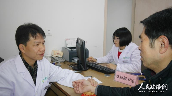 周围血管病专家章新根为市民诊疗